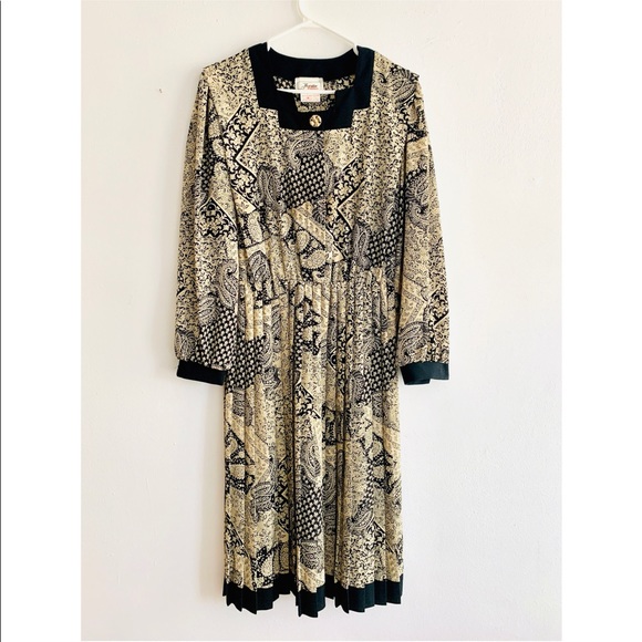 Vintage Long Sleeve Paisley Dress with Pleated Skirt Detail - Picture 2 of 16